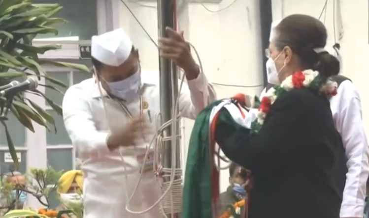 Congress 137th Foundation Day: कांग्रेस दफ्तर में बड़ी चूक, सोनिया गाँधी पर गिरा पार्टी का झंडा