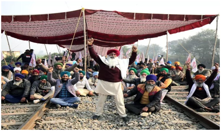 किसान आंदोलन : पटरी पर उतरे पंजाब के किसान, अपनी मांगो को लेकर रोके रेल के चक्के