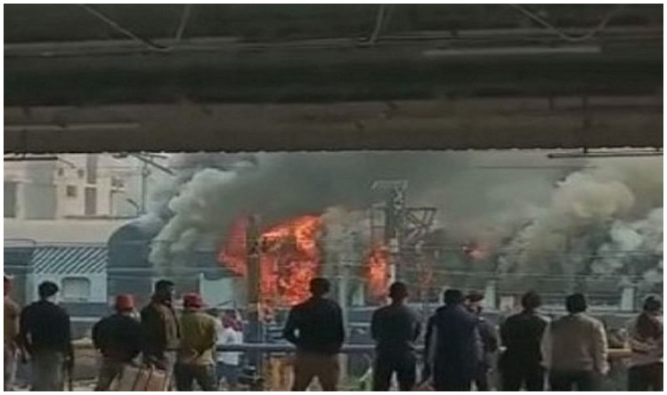 RRB-NTPC Result: रेलमंत्री के आश्वासन के बाद भी उपद्रव जारी, गया में छात्रों ने फिर फूंकी तीन बोगी
