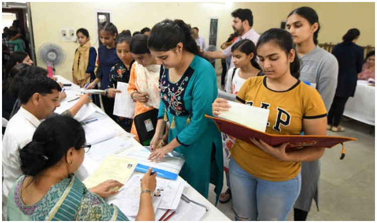 NEET Exam: हिंदीभाषियों के लिए गृहमंत्री का बड़ा ऐलान, कहा- अब हिंदी में भी होगी MBBS की पढ़ाई
