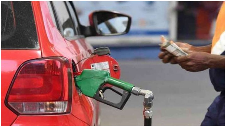 Petrol Price decreased in Delhi: दिल्ली में 8 रूपये सस्ता हुआ पेट्रोल