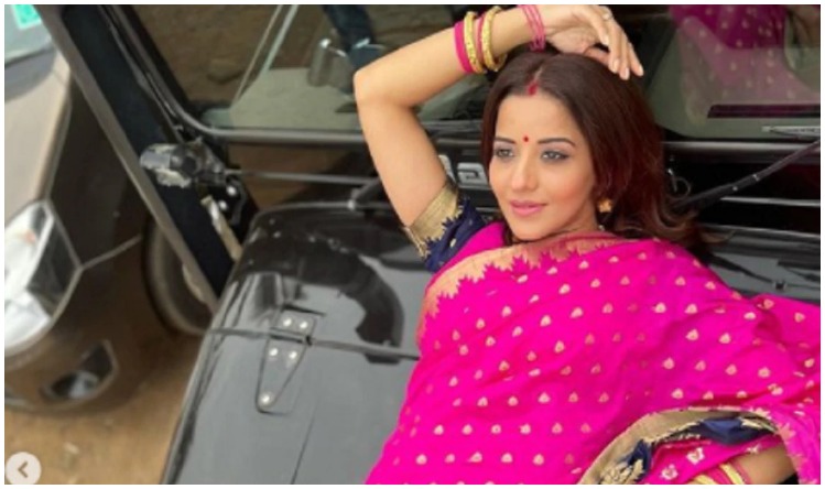 कार की बोनट पर लेटकर भोजपुरी एक्ट्रेस मोनालिसा ने खिंचवाईं Photos, फैंस की धड़कनें हुई तेज