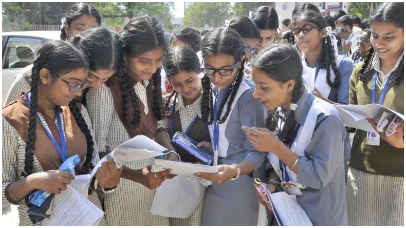 Bihar Board 10th Result: कौन हैं बिहार बोर्ड मैट्रिक में टॉप करने वाली साक्षी, टॉपर बिटिया को देखकर मां-बाप हुए भावुक