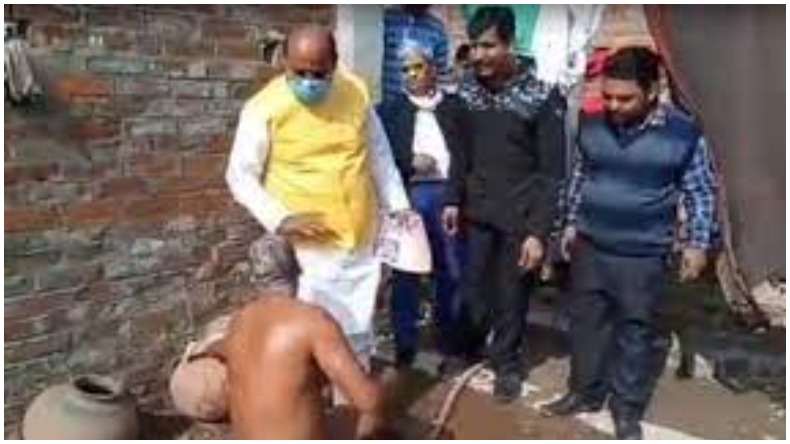 UP Elections 2022: बलिया में सपा प्रत्याशी घर पर भाजपा का झंडा देख हुए बेहोश