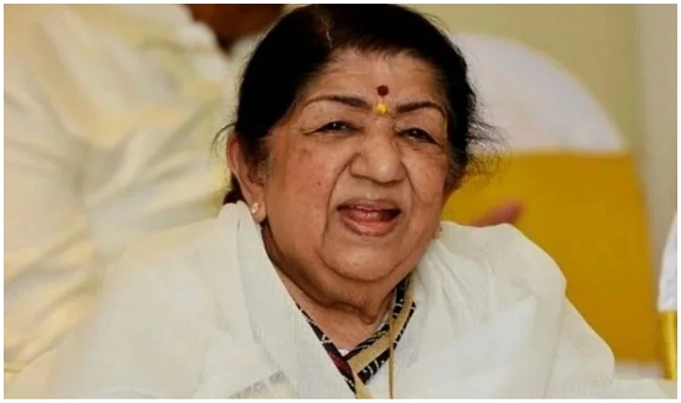 Lata Mangeshkar in ICU: शनिवार को भी अस्पताल में भर्ती हुई थी सुर कोकिला, कोरोना के साथ निमोनिया की भी शिकार हैं गायिका