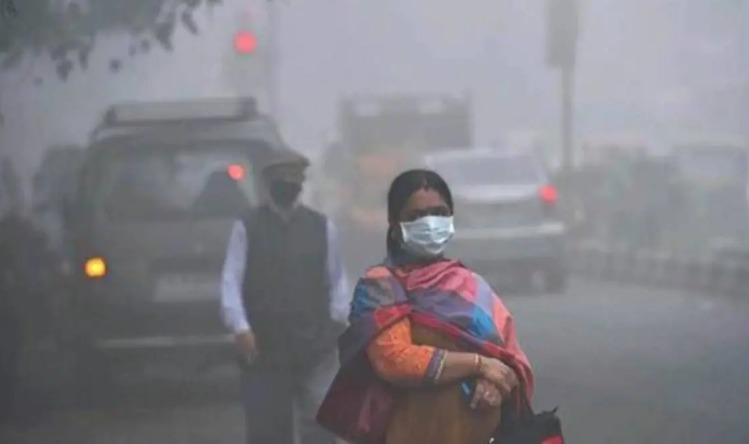 Delhi AQI Today: दिल्ली में प्रदूषण से लोग परेशान, जानें आज कहां कितना है AQI