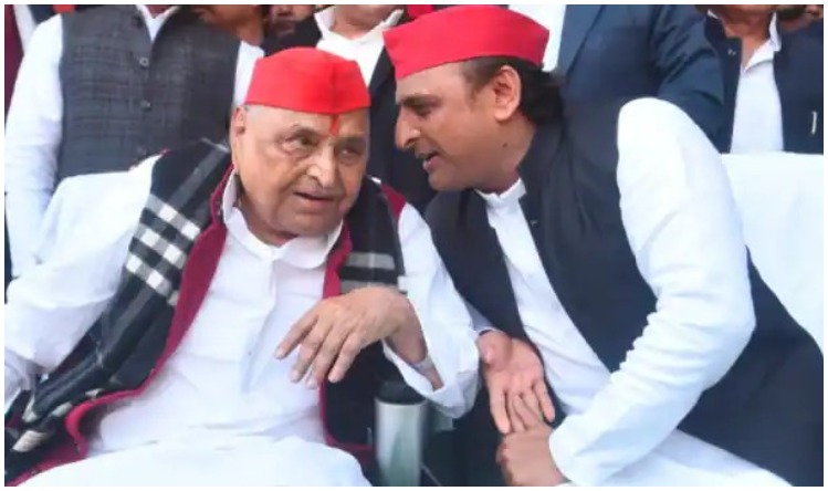 UP Chunav 2022: रेप केस आरोपित गायत्री प्रजापति की पत्नी को टिकट देने पर घिरे अखिलेश, दी ये सफाई