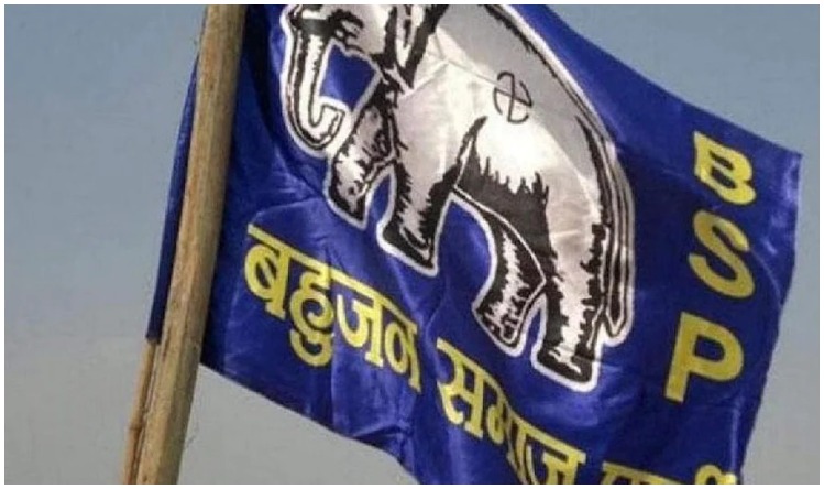 UP Chunav 2022: रेप केस आरोपित गायत्री प्रजापति की पत्नी को टिकट देने पर घिरे अखिलेश, दी ये सफाई