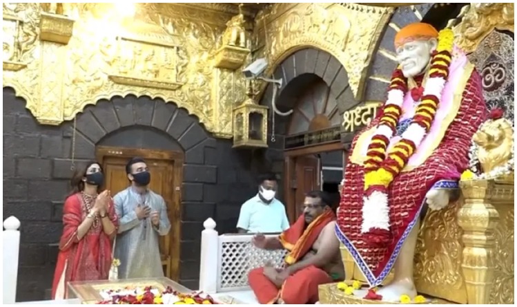 Bollywood: नए साल में शिल्पा शेट्टी पति राज कुंद्रा संग बाबा के दर्शन करने पहुंची शिरडी