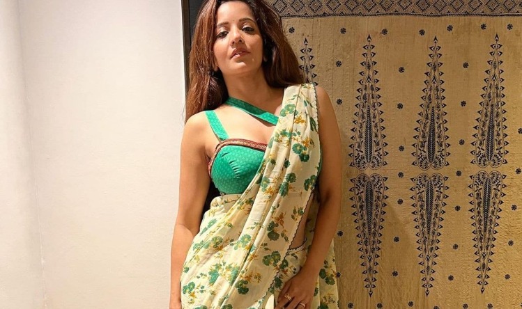 Bhojpuri cinema : बिकिनी वाली Monalisa  को साड़ी में देख पगलाया फैन, बोला हीटर की जरूरत नहीं बस आपको देखकर….
