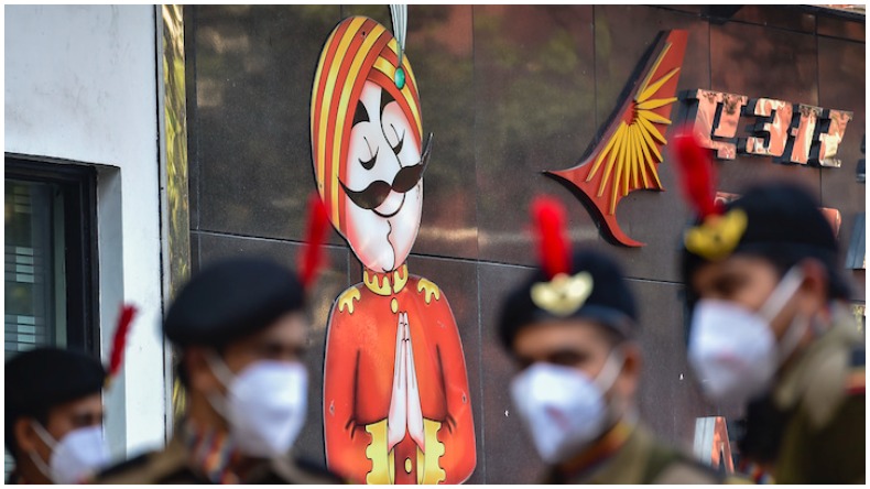 MP Air India Flight : जबलपुर में रनवे से फिसला एयर इंडिया का विमान, टला बड़ा हादसा