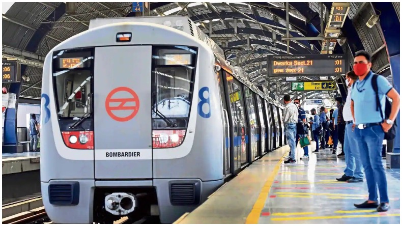 युवती ने फिल्मी स्टाइल में मेट्रो स्टेशन की छत से लगाई छलांग, देखें वीडियो