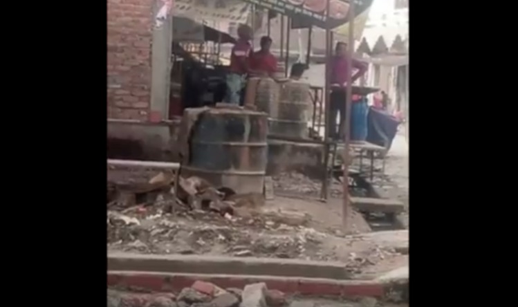 Spiting Food : नहीं थम रहा थूक लगाने का मामला, लखनऊ में थूक लगाकर रोटी पकाते हुए वीडियो वायरल