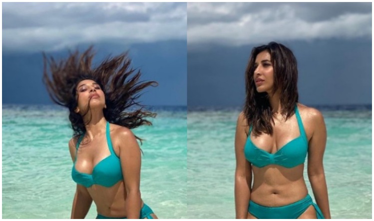 Sophie Choudhary Bold Look: ब्लू बिकनी में सोफी चौधरी ने फोटो शेयर कर बढ़ाया इंटरनेट का तापमान !