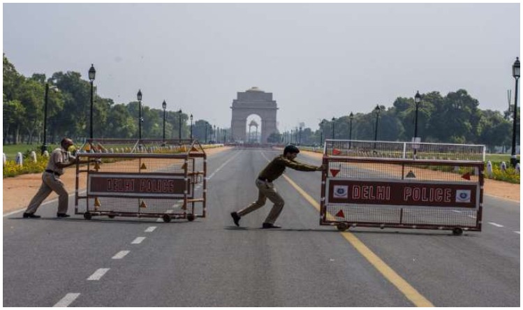 Delhi: वीकेंड-नाइट कर्फ्यू के बीच दिल्लीवासियों को बड़ी राहत, आज से पूरी क्षमता के साथ चलेंगी मेट्रो-बसें
