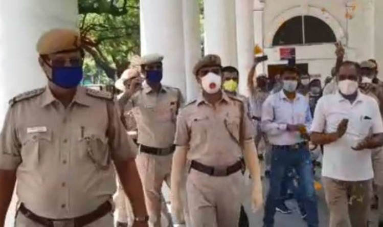 Delhi Corona : दिल्ली में कोरोना का तांडव, 300 पुलिसकर्मियों समेत कई बड़े अधिकारी भी संक्रमित