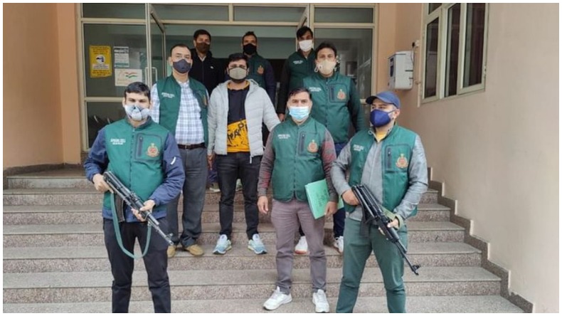 युवती ने फिल्मी स्टाइल में मेट्रो स्टेशन की छत से लगाई छलांग, देखें वीडियो