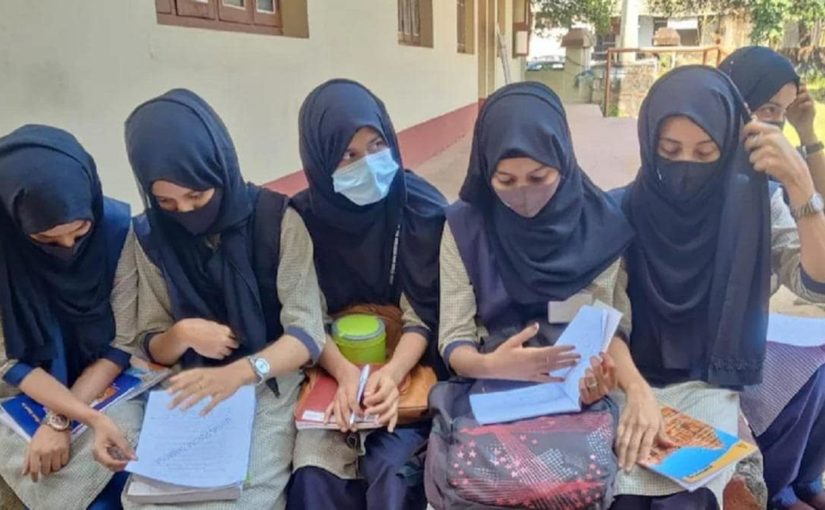 Hijab Row: हिजाब पहनने से रोकने पर छात्राओं ने किया परीक्षा का बहिष्कार