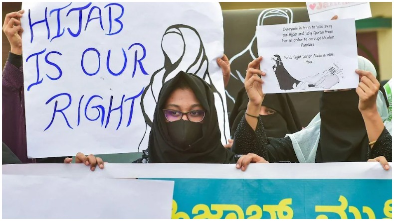 Tittle- Delhi NCR: गाज़ियाबाद में हिजाब विवाद पर महिलाओ ने लगाए, ‘वी वांट जस्टिस’ के नारे, पुलिस से हुई नोंकझोंक
