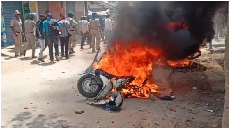 Karnataka: बजरंग दल के कार्यकर्ता की मौत के बाद गरमाई सियासत, पूर्व सीएम बोले- पहले हिजाब और अब हिंसा…मैंने पहले ही चेताया था