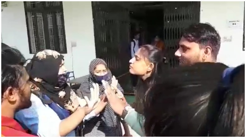 Hijab Row: हिजाब पहनने से रोकने पर छात्राओं ने किया परीक्षा का बहिष्कार