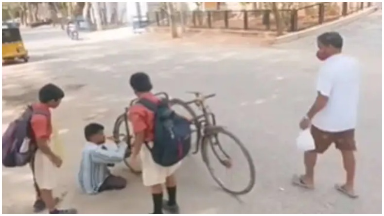 UP Police Viral Video : कंधे पर बन्दूक-गोद में माँ, यूपी पुलिस के जवान ने वायरल वीडियो में जीता दिल