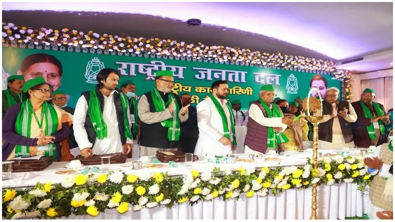 Bihar: RJD में दरार? तेजस्वी के मंच से बोलते ही, ……… …उठकर चले गए तेजप्रताप