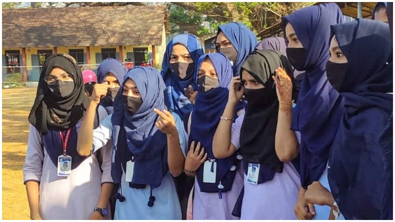 Karnataka Hijab Row: कर्नाटक में बढ़ते हिजाब विवाद के चलते राज्य में 3 दिन के लिए सभी हाईस्कूल और कॉलेज बंद