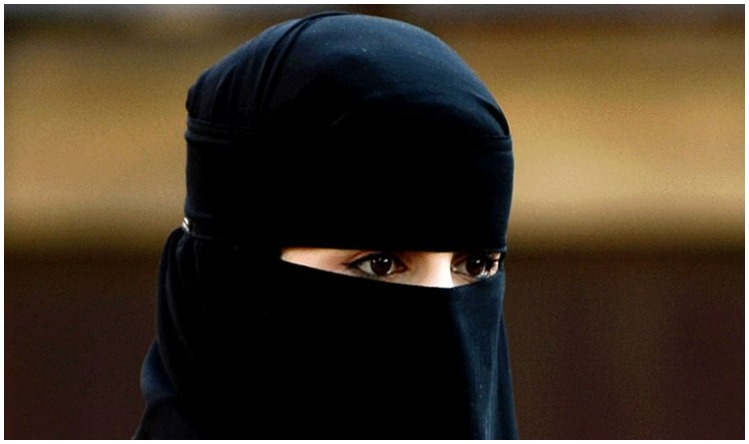 Hijab Row: हिजाब पहनने से रोकने पर छात्राओं ने किया परीक्षा का बहिष्कार