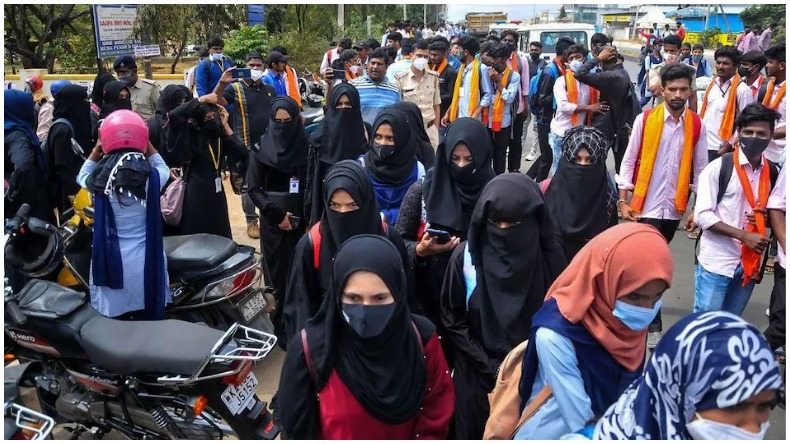 Tittle- Delhi NCR: गाज़ियाबाद में हिजाब विवाद पर महिलाओ ने लगाए, ‘वी वांट जस्टिस’ के नारे, पुलिस से हुई नोंकझोंक