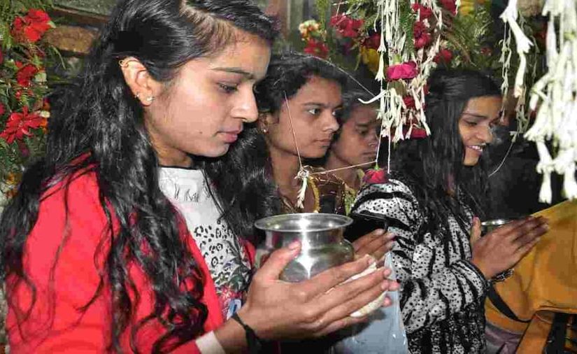प्रयागराज: माघ मेले में पहचान छुपाकर इस्लामिक किताबें बेच रहे 3 शख्स गिरफ्तार