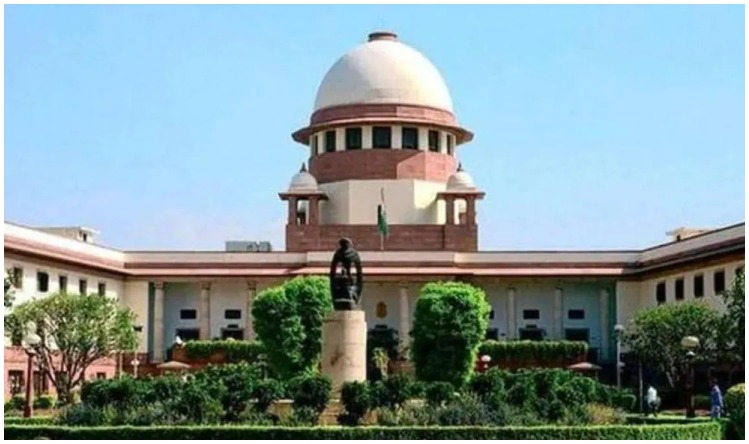 केंद्र सरकार और दिल्ली सरकार में बढ़ी तनातनी, आप ने लगाया पुलिस पर पोस्टर फाड़ने का आरोप