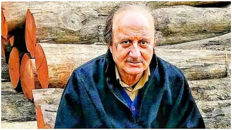 मिथुन चक्रवर्ती के हमशक्ल का ट्रेन के सामने डांस करने का वीडियो सोशल मीडिया पर हुआ वायरल लोगों ने दिए मजेदार रिएक्शन