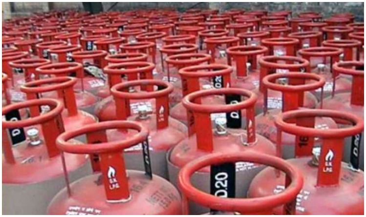 LPG Cylinder: आम आदमी को बड़ी राहत, पेट्रोल-डीजल के बाद 135 रुपए सस्ता हुआ एलपीजी सिलेंडर
