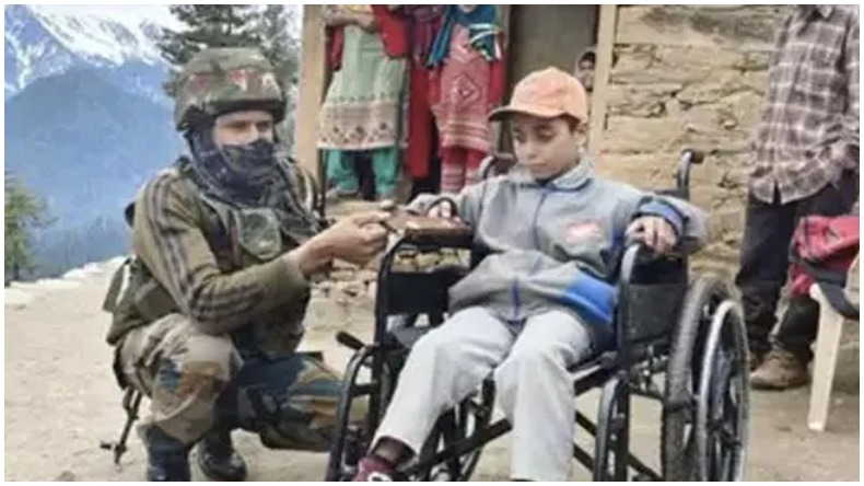 Indian Army : भारतीय सेना के इन जवानों ने दिव्यांग को दिलाई व्हीलचेयर, जीता दिल