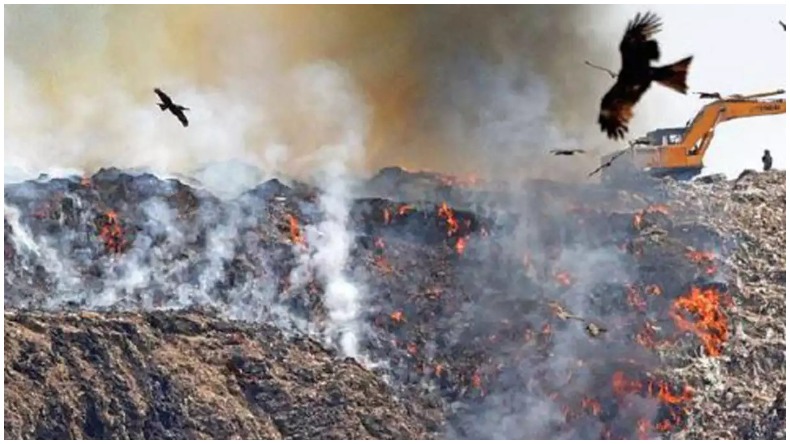 बहादुरगढ़: दो जूता फैक्ट्रियों में लगी भीषण आग, मौके पर दमकल की गाड़ियां