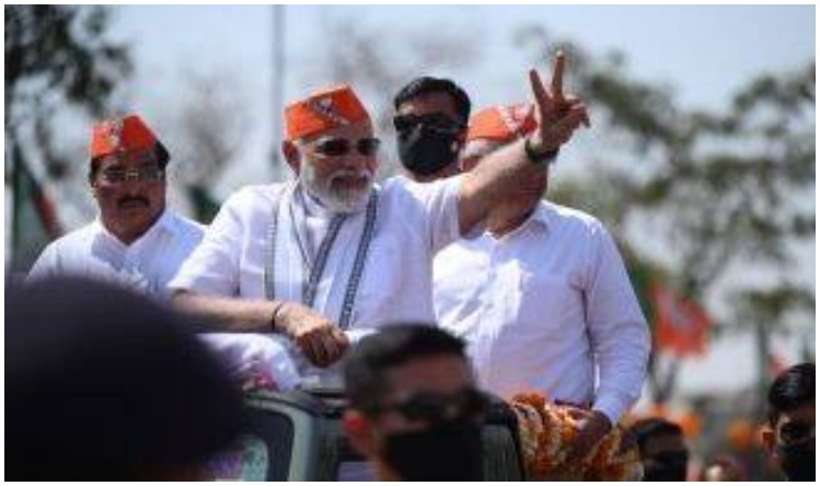 गांधीनगर: पीएम मोदी, मां से मुलाकात करने पहुंचे