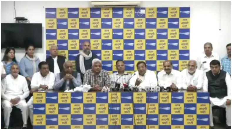 Bhagwat Geeta in Gujarat School: गुजरात के स्कूल में भागवत गीता शामिल करने पर भड़के सिसोदिया, कहा- कर्म रावण जैसे और..