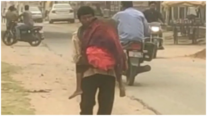 Raipur Viral Video : लड़कियों की गुंडागर्दी! सैलरी मांगने पर ड्राइवर को बेल्ट से पीटा, फाड़े कपड़े