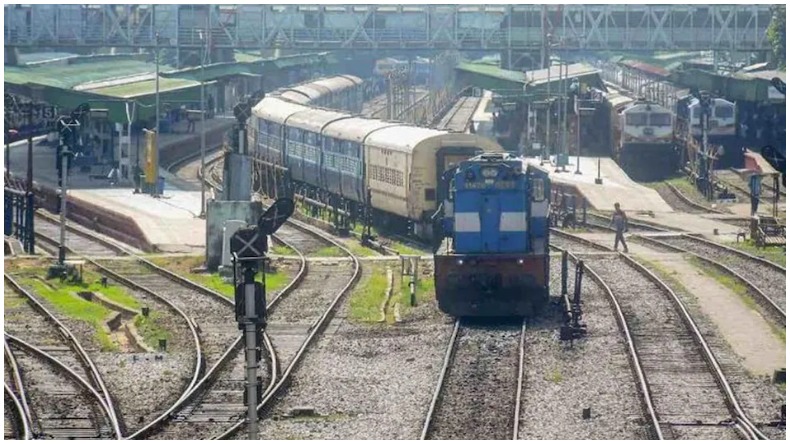 Indian Railways New Rule: रेल के सफर के दौरान चोरी हुआ आपका सामान तो मिलेगा मुआवजा, जानिए क्या है इनका नियम