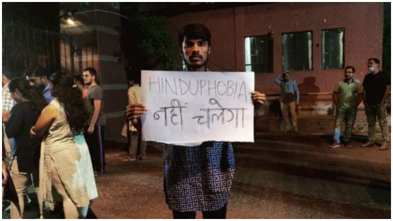 केंद्र सरकार और दिल्ली सरकार में बढ़ी तनातनी, आप ने लगाया पुलिस पर पोस्टर फाड़ने का आरोप