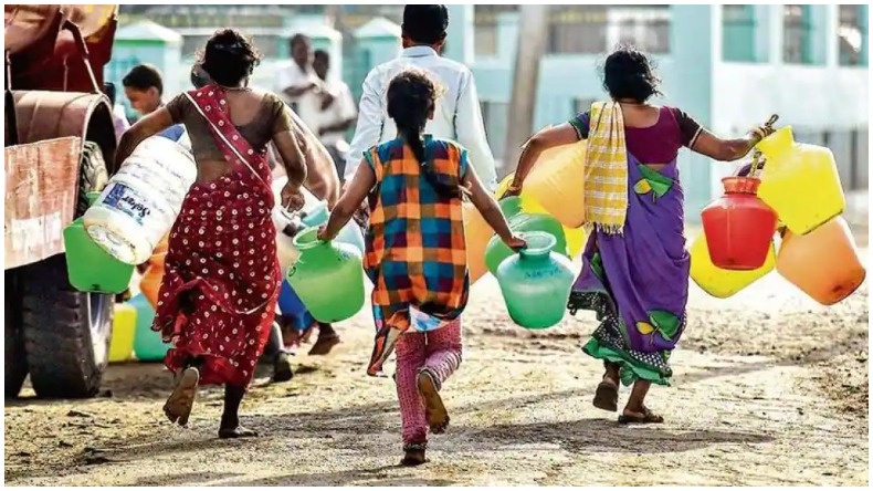 IGI एयरपोर्ट से टेकऑफ के बाद हवा में बिखरा प्लेन, वसंत कुंज में गिरे टुकड़े, मचा हड़कंप