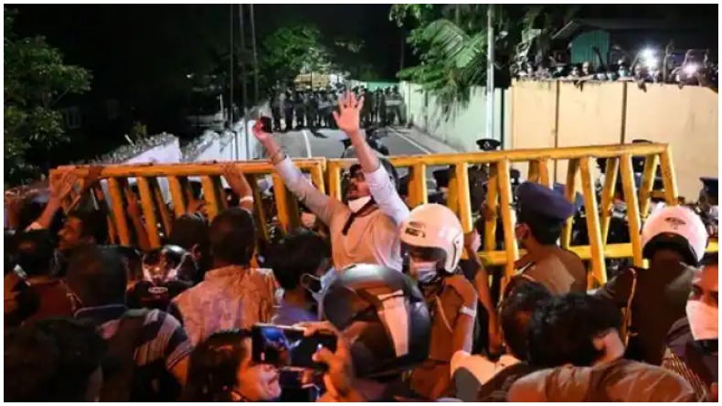 Sri Lanka Crisis: राष्ट्रपति गोटबाया ने हटाया आपातकाल, प्रधानमंत्री महिंद्रा की कुर्सी जा सकती है
