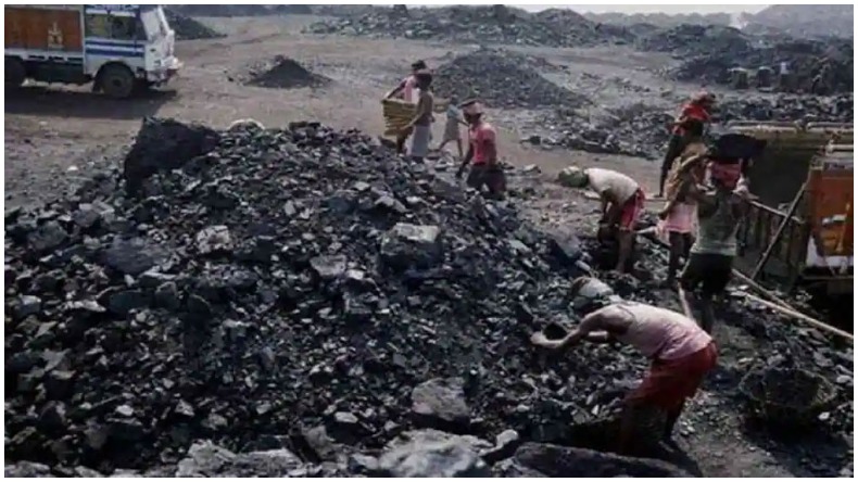 झारखंड: बीसीसीएल के स्टॉक यार्ड में लगी आग, धू-धूकर जले स्क्रैप और पुराने टायर