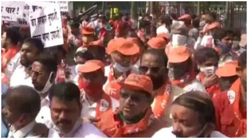 मुंबई: शिवसैनिकों का नवनीत राणा के घर के बाहर बवाल, बैरिकेड तोड़कर अंदर घुसे