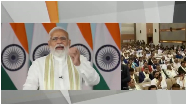 बारात लेट आने से दुल्हन हुई बेचैन, दूल्हे के इंतज़ार में छत पर चढ़ किया ऐसा काम….