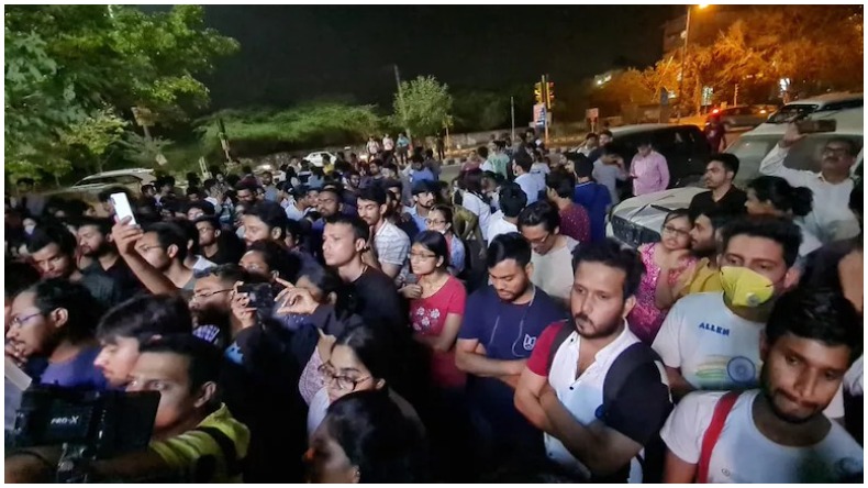 युवती ने फिल्मी स्टाइल में मेट्रो स्टेशन की छत से लगाई छलांग, देखें वीडियो