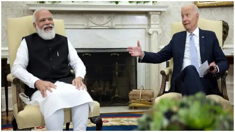 Video: मंच पर भीड़ के सामने मूर्ति बन गए बाइडेन, ओबामा हाथ पकड़कर अपने साथ ले गए