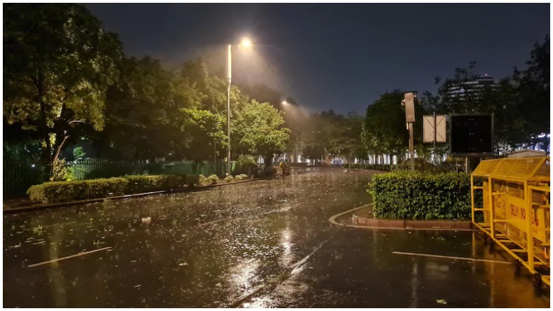 Heavy Rain in Delhi : दिल्ली में आंधी के साथ भारी बारिश, 58 उड़ानें लेट, दो निरस्त, कुप्रबंधन से सैकड़ों यात्री बेहाल
