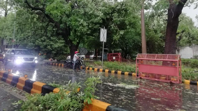 Delhi Weather: दिल्ली पहुंचा मानसून, सुबह-सुबह मिली बारिश की सौगात
